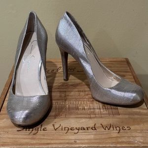 Gold Jessica Simpson heels in size 7